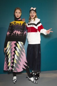 backstage-defile-msgm-automne-hiver-2017-2018-milan-coulisses-120.thumb.jpg.c345aba3ea9dfccef0967a00c1d5d959.jpg