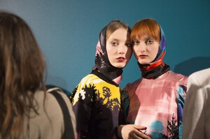 backstage-defile-msgm-automne-hiver-2017-2018-milan-coulisses-137.thumb.jpg.f720d09c0074ecaa1ce14afd935977e3.jpg
