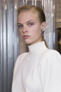 backstage-defile-mugler-automne-hiver-2017-2018-paris-coulisses-144.thumb.jpg.0422d4ccd5f34500ecf4a7e1b4c44bbb.jpg