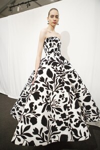 backstage-defile-oscar-de-la-renta-automne-hiver-2017-2018-new-york-coulisses-155.thumb.jpg.41907a8f70910a24b423dde160b08ac8.jpg