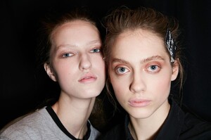backstage-defile-prabal-gurung-automne-hiver-2016-2017-new-york-coulisses-12.thumb.jpg.90147a31b5d06c605f191d6f3c2ac9d6.jpg