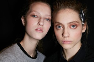 backstage-defile-prabal-gurung-automne-hiver-2016-2017-new-york-coulisses-13.thumb.jpg.dd480d05b5abc5f37c3a04d763fc3e17.jpg