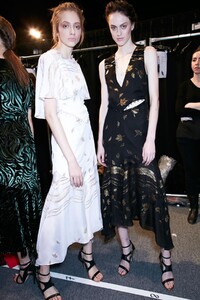 backstage-defile-prabal-gurung-automne-hiver-2016-2017-new-york-coulisses-75.thumb.jpg.e16a9b5a2ad7c6062ced710020bd0aa4.jpg