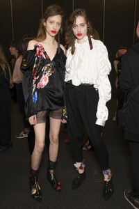 backstage-defile-preen-by-thornton-bregazzi-automne-hiver-2017-2018-londres-coulisses-68.thumb.jpg.01d3c0ec64635ea552a083c95ad1b1ec.jpg