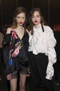 backstage-defile-preen-by-thornton-bregazzi-automne-hiver-2017-2018-londres-coulisses-69.thumb.jpg.a4fa015143d7f37ea0ef2b6eeda80b69.jpg