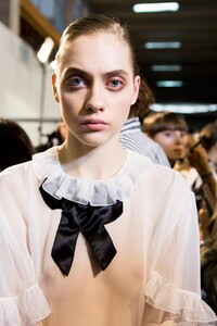 backstage-defile-rochas-automne-hiver-2017-2018-paris-coulisses-142.thumb.jpg.1f880cc31a965a8dfcb78904a5bc1487.jpg