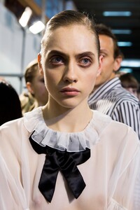 backstage-defile-rochas-automne-hiver-2017-2018-paris-coulisses-143.thumb.jpg.7d8a4c42d86be355f566c9d79221f62d.jpg