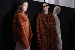 backstage-defile-rochas-automne-hiver-2020-2021-paris-coulisses-310.thumb.jpg.b5f3c27a6b6ba73fe82c6e48a20ef537.jpg