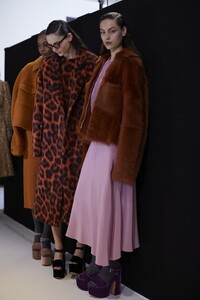 backstage-defile-rochas-automne-hiver-2020-2021-paris-coulisses-316.thumb.jpg.0e338a8bb763c3ea15c0531ad2b94d8d.jpg