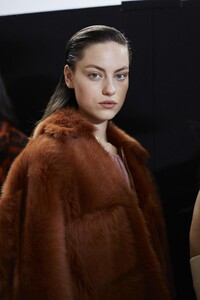 backstage-defile-rochas-automne-hiver-2020-2021-paris-coulisses-327.thumb.jpg.4e9b3f5c9712b8f28f27497899cae7a1.jpg