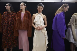 backstage-defile-rochas-automne-hiver-2020-2021-paris-coulisses-331.thumb.jpg.b8a4a422c73ab2ae6dcbc35c8ea3037f.jpg