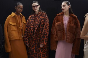 backstage-defile-rochas-automne-hiver-2020-2021-paris-coulisses-333.thumb.jpg.031f1c4967c8ce01bccea2c0dcb774fb.jpg