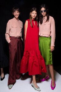 backstage-defile-rochas-printemps-ete-2020-paris-coulisses-82.thumb.jpg.f9b79ce2e53dba374635dcd5e4a1fd0a.jpg
