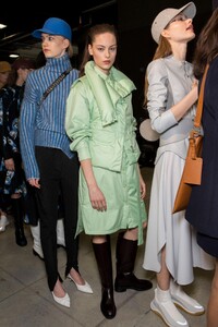 backstage-defile-sportmax-automne-hiver-2019-2020-milan-coulisses-170.thumb.jpg.11943c05b7f3adf276a5babe596067f9.jpg