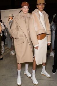 backstage-defile-sportmax-automne-hiver-2019-2020-milan-coulisses-197.thumb.jpg.6c4155cd775a11b9e176e8daf56e3d3a.jpg