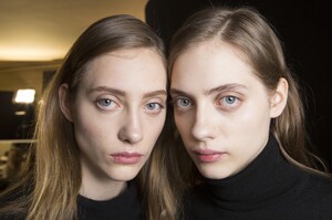 backstage-defile-stella-mccartney-automne-hiver-2017-2018-paris-coulisses-24.thumb.jpg.af82a09b2f7d597c2ee04fcde1d8e87a.jpg