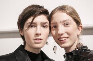 backstage-defile-tome-automne-hiver-2017-2018-new-york-coulisses-41.thumb.jpg.40fae21d796fe548af8ba527390fdeb7.jpg