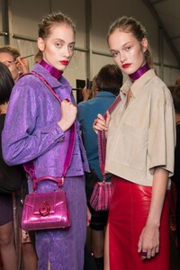 backstage-defile-trussardi-printemps-ete-2017-milan-coulisses-59.thumb.jpg.047eaf73cff90529ce2b017c33caf2a9.jpg