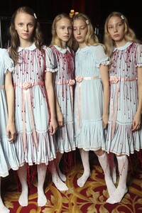 backstage-defile-undercover-printemps-ete-2018-paris-coulisses-55.thumb.jpg.390524d5113a8f156818ba67816b8384.jpg