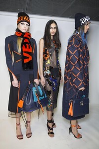 backstage-defile-versace-automne-hiver-2017-2018-milan-coulisses-56.thumb.jpg.4a7297a2fec7dd2965982335a0bd20c3.jpg