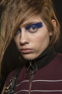 backstage-defile-versus-versace-automne-hiver-2017-2018-londres-coulisses-182.thumb.jpg.f9fec08668b18d723a1190b174801cfd.jpg