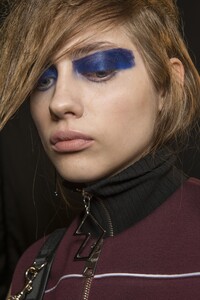 backstage-defile-versus-versace-automne-hiver-2017-2018-londres-coulisses-183.thumb.jpg.21105e08fc7dbf82b0d96f25836d56de.jpg
