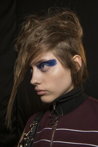 backstage-defile-versus-versace-automne-hiver-2017-2018-londres-coulisses-184.thumb.jpg.ed45d639dce6acec6dbd5d7bdc6ef2fd.jpg