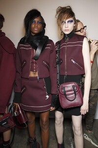 backstage-defile-versus-versace-automne-hiver-2017-2018-londres-coulisses-336.thumb.jpg.fb2b63e431c814c37fef7b57c2b206ef.jpg