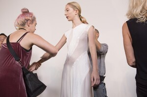 backstage-defile-victoria-beckham-printemps-ete-2018-new-york-coulisses-17.thumb.jpg.f278f19e3324c8e557fb7572fb394446.jpg