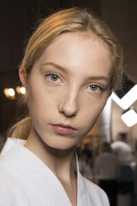 backstage-defile-victoria-beckham-printemps-ete-2018-new-york-coulisses-42.thumb.jpg.0d12c4bdf4a724aa94b3a790cc256a60.jpg