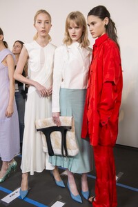 backstage-defile-victoria-beckham-printemps-ete-2018-new-york-coulisses-63.thumb.jpg.0b65739de70cc6965a8849cd23d932ed.jpg