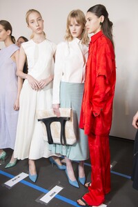 backstage-defile-victoria-beckham-printemps-ete-2018-new-york-coulisses-64.thumb.jpg.0635da4e2f3a14edf4009cabdda5042f.jpg