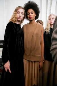backstage-defile-zero--maria-cornejo-automne-hiver-2017-2018-new-york-coulisses-73.thumb.jpg.f08864d83ad9eb2af76786e6b6df84f9.jpg