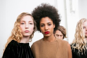 backstage-defile-zero--maria-cornejo-automne-hiver-2017-2018-new-york-coulisses-75.thumb.jpg.e5cd25103507969cbd5a873b95d37e9d.jpg