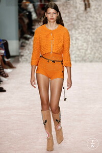 carolina-herrera-ss19-0010-281555.thumb.jpg.ce3ccc61f19ce6033c8dd1c55208c2d1.jpg