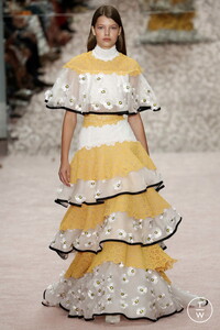 carolina-herrera-ss19-0038-cc44de.thumb.jpg.34ec3c273367dc8a7a0f626004c35363.jpg
