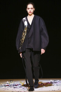 chalayan-aw17-0041-8cb34e.thumb.jpg.f0294fc9f2aaeffd73e5dda750edbb33.jpg