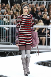 chanel-aw17-0008-0d49b3.thumb.jpg.7e3f509071109dd4fc1564a5201266a0.jpg