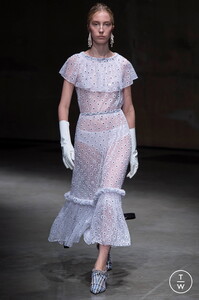 christopher-kane-ss18-0015-a7af15.thumb.jpg.6c93e4e9119e1e57e5ae90fdc42608c4.jpg