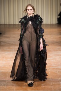 defile-alberta-ferretti-automne-hiver-2017-2018-milan-look-39.thumb.jpg.05826cf0dc42472c027918f78cb56e98.jpg