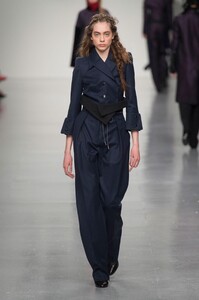 defile-antonio-berardi-automne-hiver-2017-2018-londres-look-12.thumb.jpg.6308a48153fc5d6b86f77f02052bc0df.jpg
