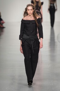 defile-antonio-berardi-automne-hiver-2017-2018-londres-look-37.thumb.jpg.0a79c3a79ecea99c0a2bf8425d61652e.jpg