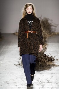 defile-au-jour-le-jour-automne-hiver-2017-2018-milan-look-5.thumb.jpg.051e6c6ac10a514f0d9b03d040bf091e.jpg