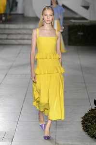 defile-carolina-herrera-printemps-ete-2018-new-york-look-16.thumb.jpg.c4694007e8bbd2614b4fbf7538e1f9d1.jpg