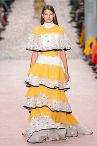 defile-carolina-herrera-printemps-ete-2019-new-york-look-39.thumb.jpg.0a702ad56e165fbfd24b0db925ab19a1.jpg