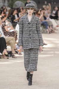 defile-chanel-automne-hiver-2017-2018-paris-look-12.thumb.jpg.30ffcbe96b4c2153b4d645c3e964d9cf.jpg