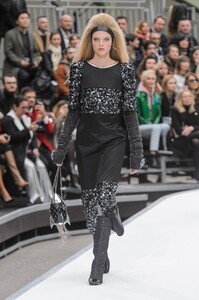 defile-chanel-automne-hiver-2017-2018-paris-look-54.thumb.jpg.d9b2d64b7f5f3d4c51da5da164426b55.jpg