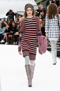 defile-chanel-automne-hiver-2017-2018-paris-look-62.thumb.jpg.4d00b594d07ecb627b4ba88c30e64c4a.jpg