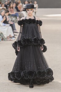 defile-chanel-automne-hiver-2017-2018-paris-look-63.thumb.jpg.6f15bf91893eeb09ffcaa95eae201c14.jpg