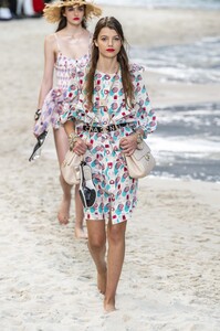 defile-chanel-printemps-ete-2019-paris-look-43.thumb.jpg.b5aaff7c244011895beceefbb62f774c.jpg